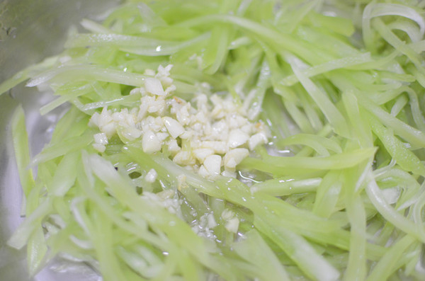 凉拌莴笋丝的做法,一道健康美味的家常凉菜,凉拌莴笋丝,家常健康美味凉菜做法