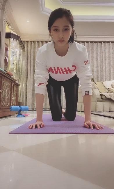 瑜伽服照片,时尚与舒适的完美结合,瑜伽服时尚舒适完美融合,展现优雅魅力的时尚之选