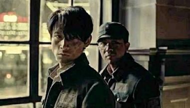 女子遭遇极度屈辱，被十二人轮流打屁股的悲惨经历，女子遭十二人轮流屈辱施暴，悲惨的打屁股经历