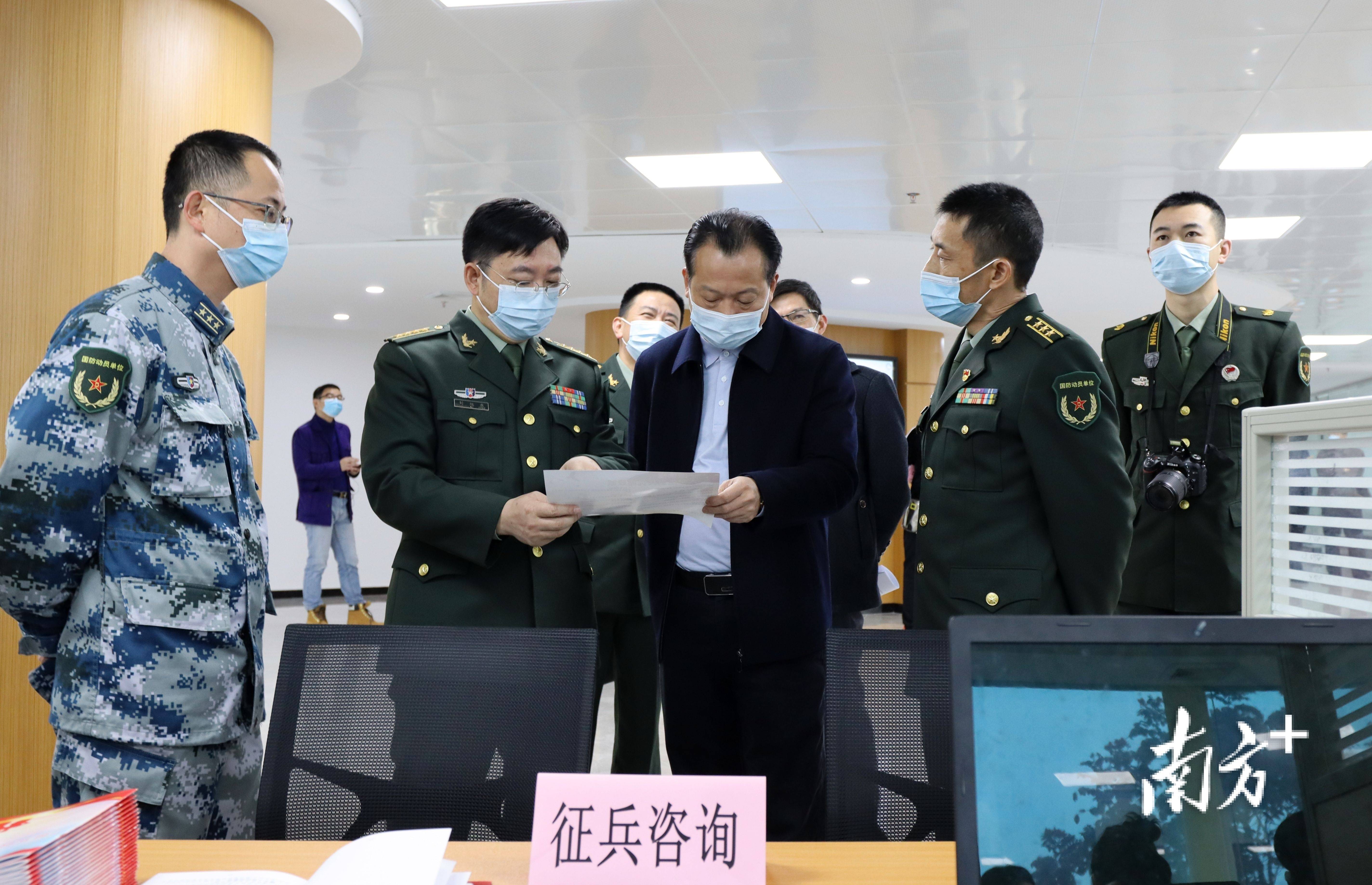 大学毕业生征兵宣传标语，青春热血，投身国防，青春热血，投身国防——大学毕业生征兵宣传标语