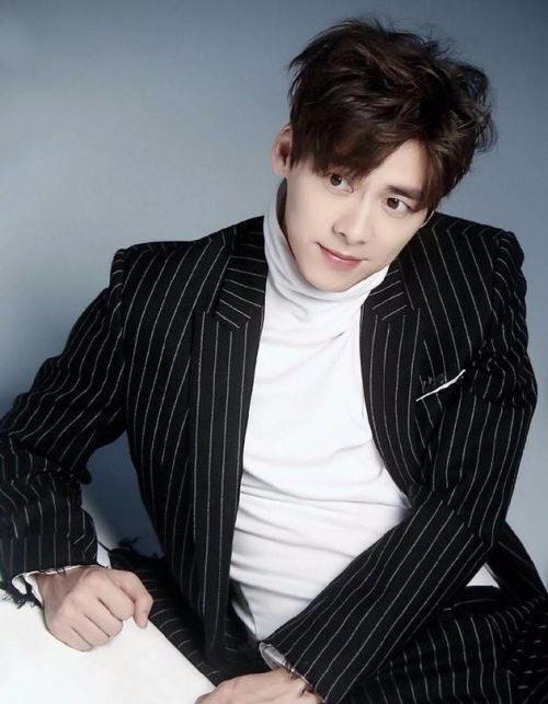 当红男明星图片,聚焦娱乐圈的璀璨之星,当红男明星风采展示,娱乐圈的璀璨之星图片集萃