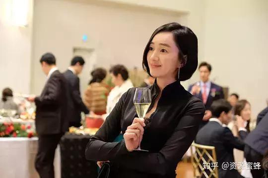 上流社会与娱乐圈，一种微妙的视角差异，上流社会与娱乐圈，视角差异的微妙探究