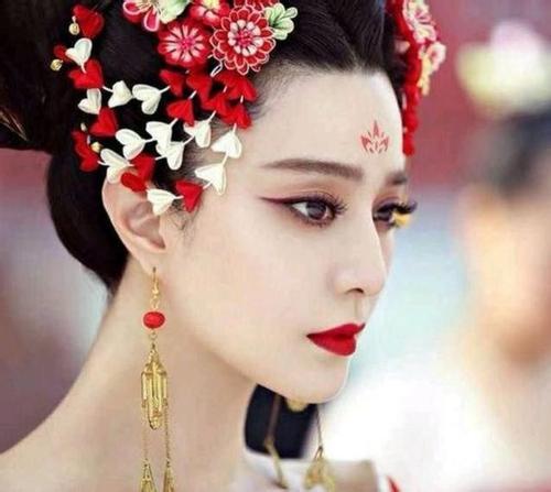 有哪些女明星隆胸,揭秘娱乐圈的胸部魅力与审美变迁,揭秘娱乐圈女明星隆胸背后的胸部魅力与审美变迁之路