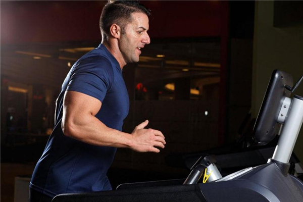 跑步机跑多久才能起到减肥的作用，跑步机跑步时间与减肥效果，多久才见效？