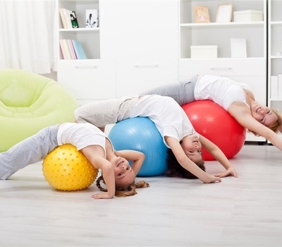 情侣瑜伽球动作,50个图片指南,情侣瑜伽球动作指南,50个图片教程