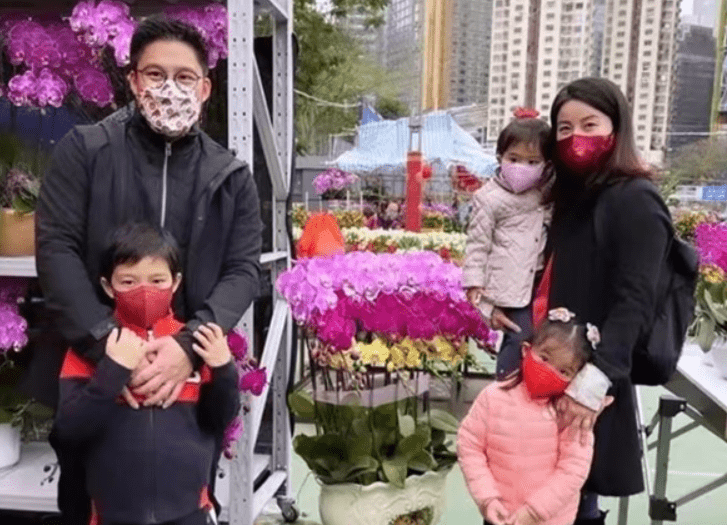 霍启刚一家五口的温馨全家福,展现家庭和谐与幸福的典范,霍启刚一家五口温馨全家福,家庭和谐幸福的典范典范