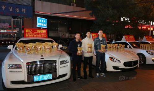 锅巴饭小吃摆摊，一道美味的人间烟火，锅巴饭小吃摆摊，人间烟火的味蕾盛宴