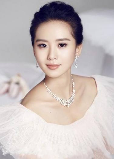 中国女明星名字闪耀的娱乐圈天空，中国女明星闪耀娱乐圈天空的光辉之路