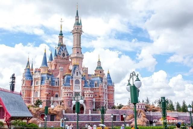 上海迪士尼乐园的特色,梦幻与现实的完美融合,上海迪士尼乐园,梦幻与现实交融的乐园体验
