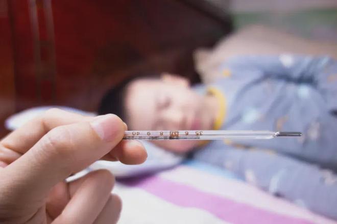 感冒发烧怎么办?简单的退烧方法,感冒发烧如何应对?实用退烧小妙招