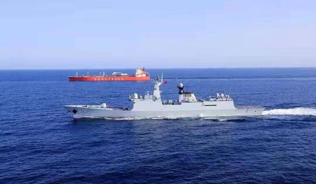 在大海中航行的扬州舰,荣耀与使命的交织,扬州舰,荣耀与使命的交织——大海中的航行守护者