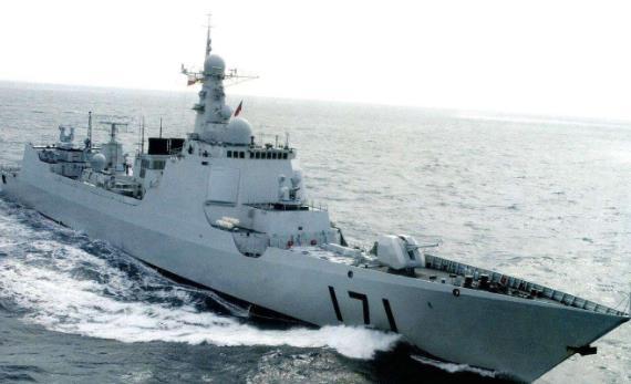 055大驱与美舰对峙图片，揭示背后的军事力量与大国博弈，055大驱与美舰对峙揭示军事力量博弈背后的真相