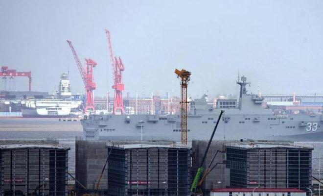 福建舰与075型两栖攻击舰同框，中国海军力量的崭新篇章，中国海军崭新力量展现，福建舰与075型两栖攻击舰同框亮相