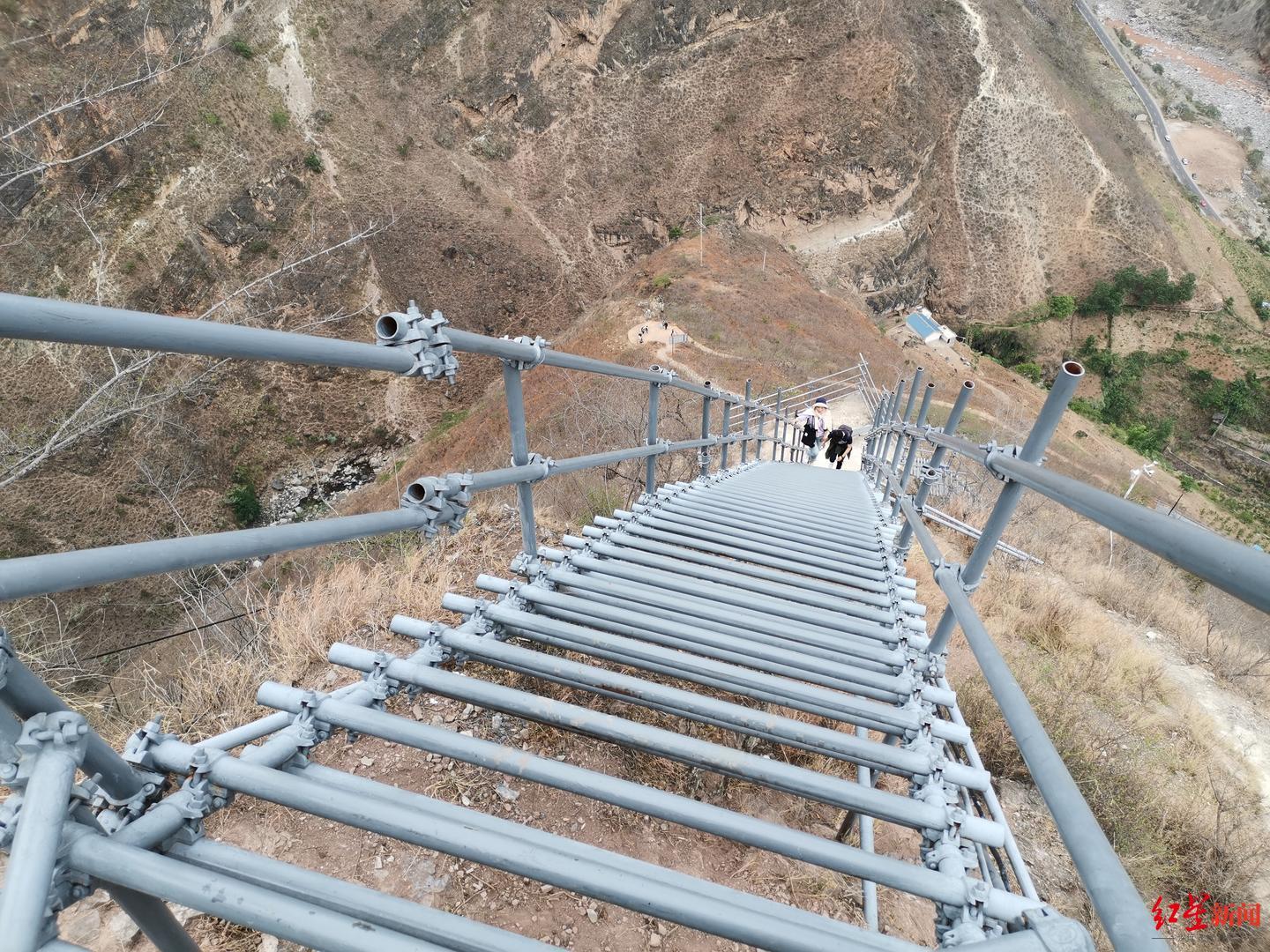 凉山悬崖村钢梯获吉尼斯认证热的背后故事,凉山悬崖村钢梯获吉尼斯认证,背后的故事与热议
