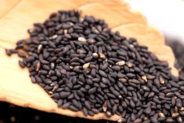 黑芝麻与肝脏健康，半年食用的影响及注意事项，黑芝麻与肝脏健康，半年食用的影响及食用须知